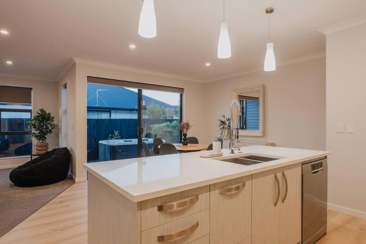 Elegant 3Br Home On Mustang Avenue Christchurch Buitenkant foto